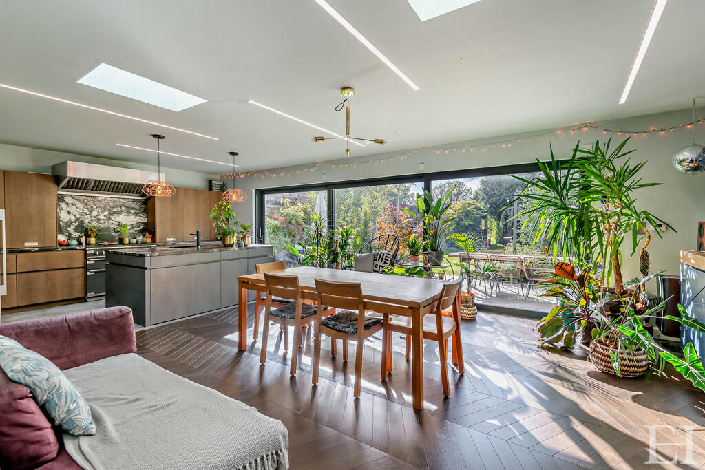 8614765-interiorW...