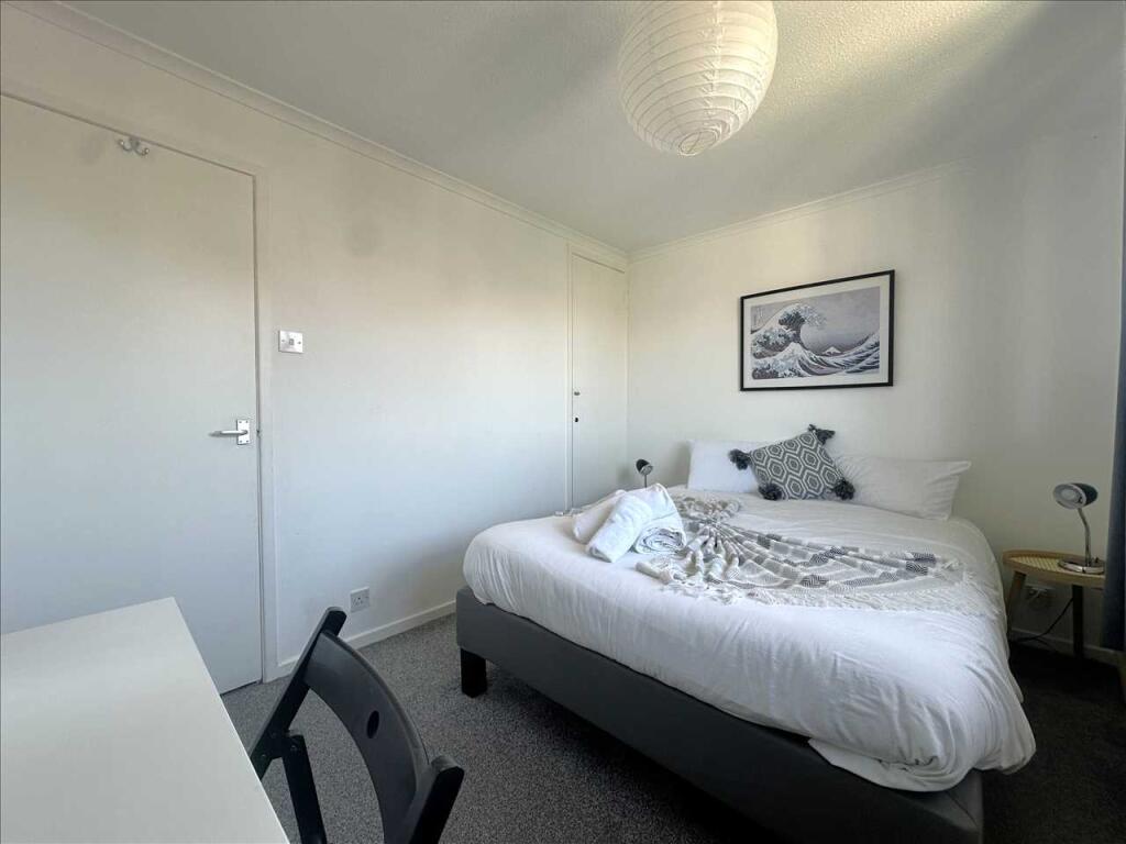 Bedroom (rear)