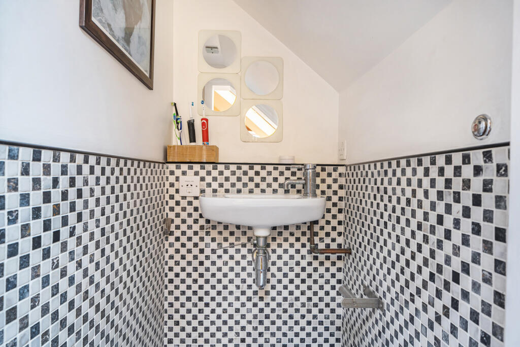 1372797-3-690dff0...