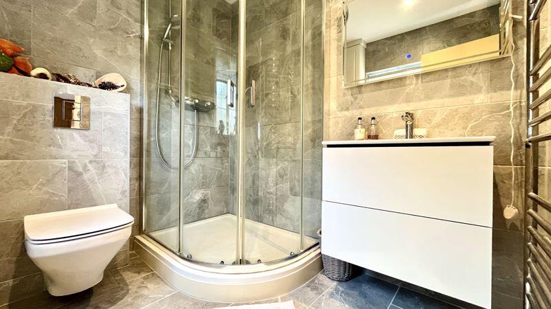 En-Suite to Bedroom 1