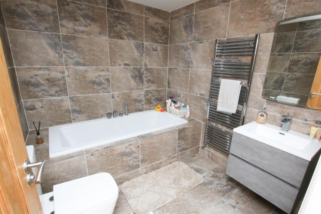 EN-SUITE BATHROOM