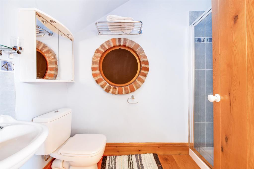 STUDIO SHOWER ROOM/EN-SUITE