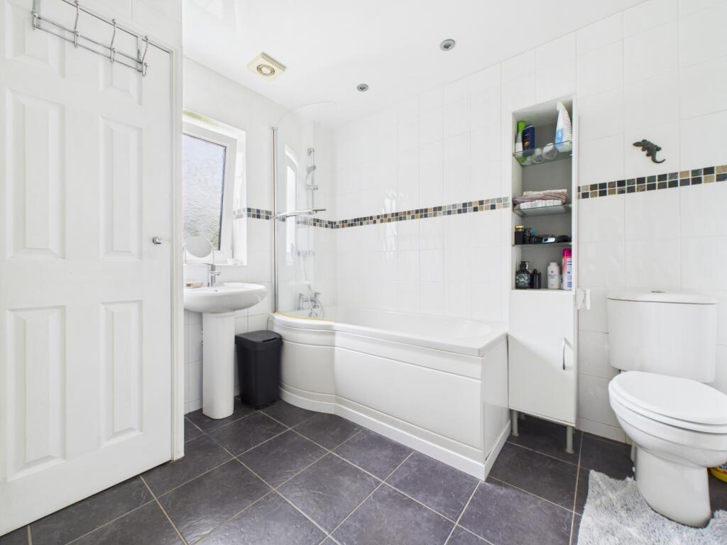 CAM02195G0-PR0076-STILL047