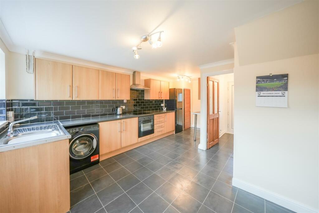 BREAKFASTING KITCHEN