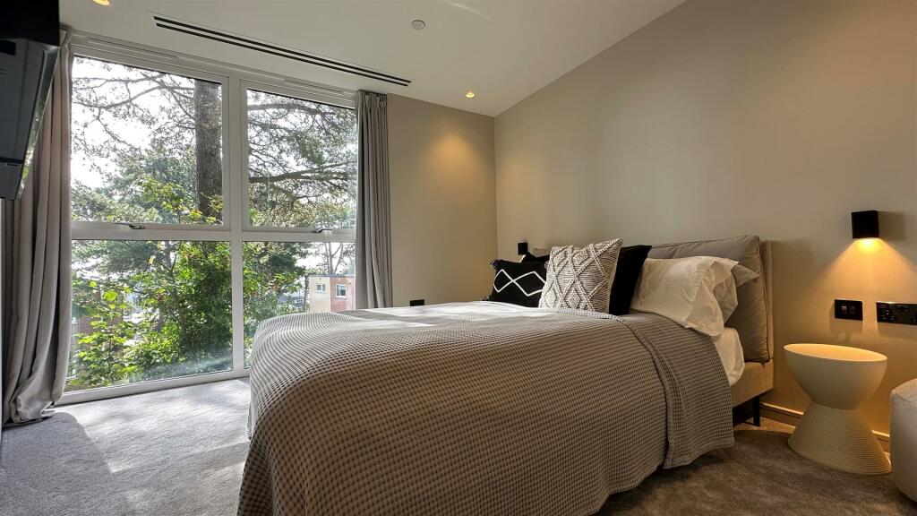 bedroom .jpg