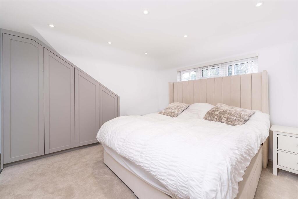 8 Devitt Close, ASHTEAD, KT21_LOW RES36.jpg