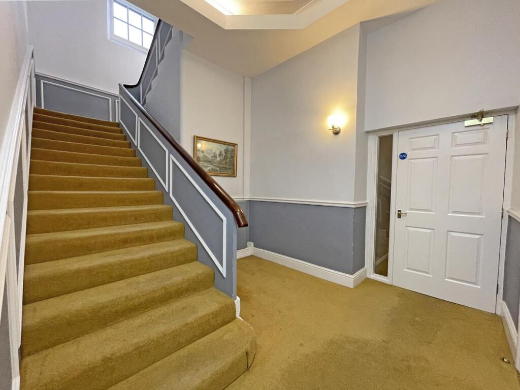 Evans Court 1a, Craigie Drive - Hallway.jpg