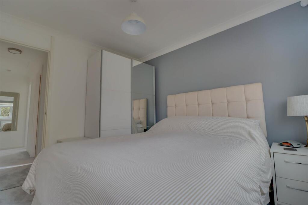 16 Fambridge Drive-16.jpg