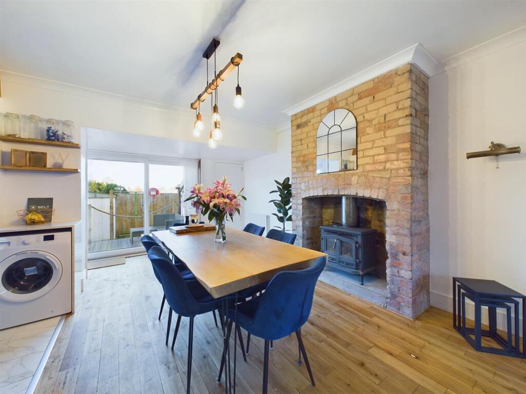 Dining room: