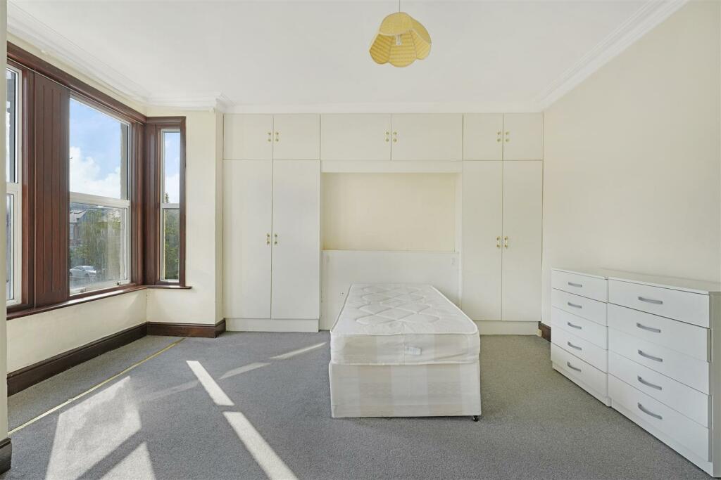 Master Bedroom (2).jpg