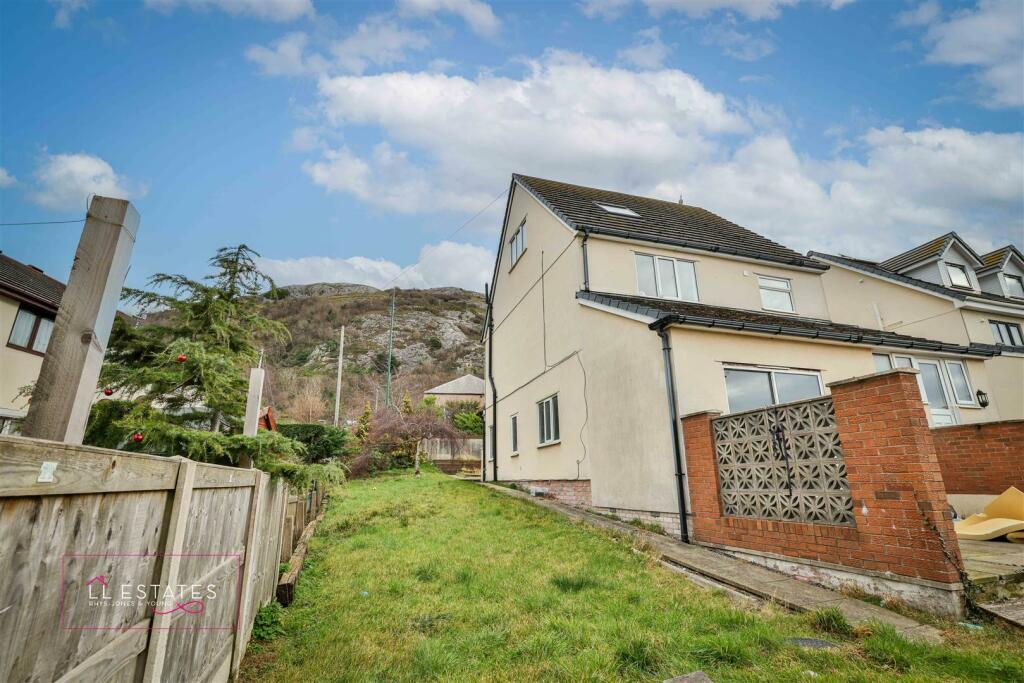 110 ffordd talargoch-56 lawn.jpg