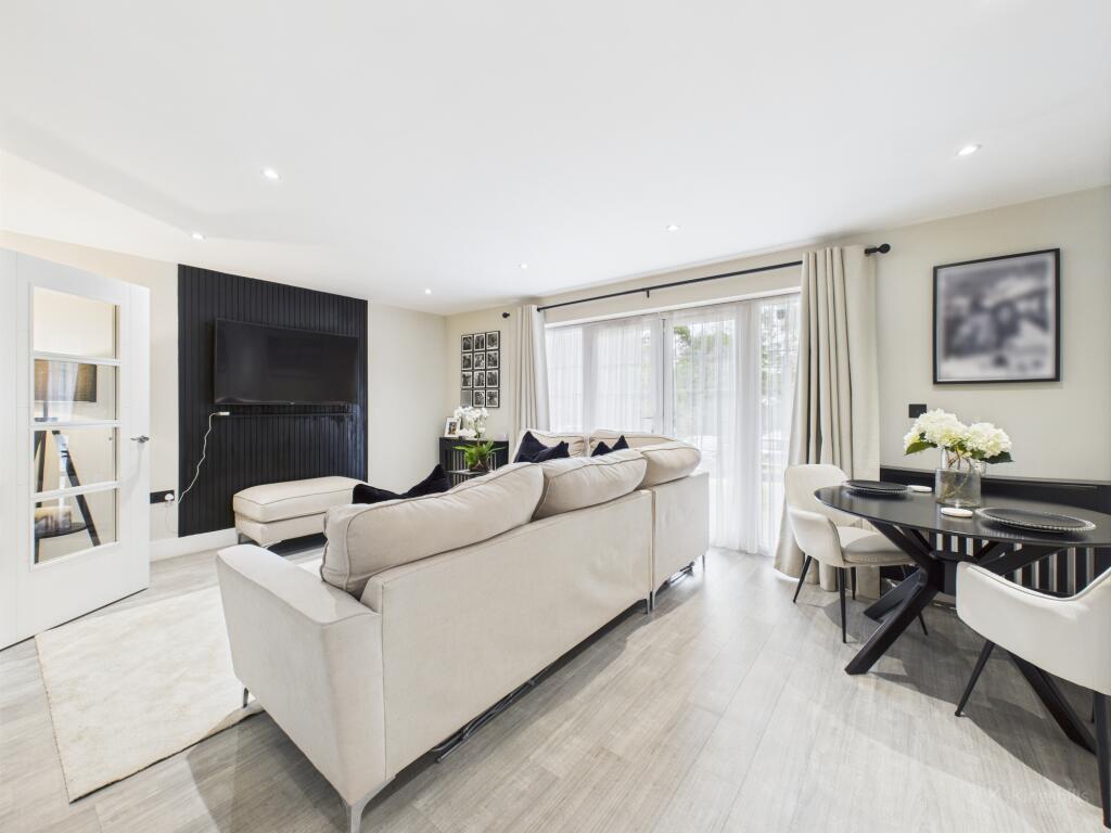 CAM02119G0-PR0432-STILL015