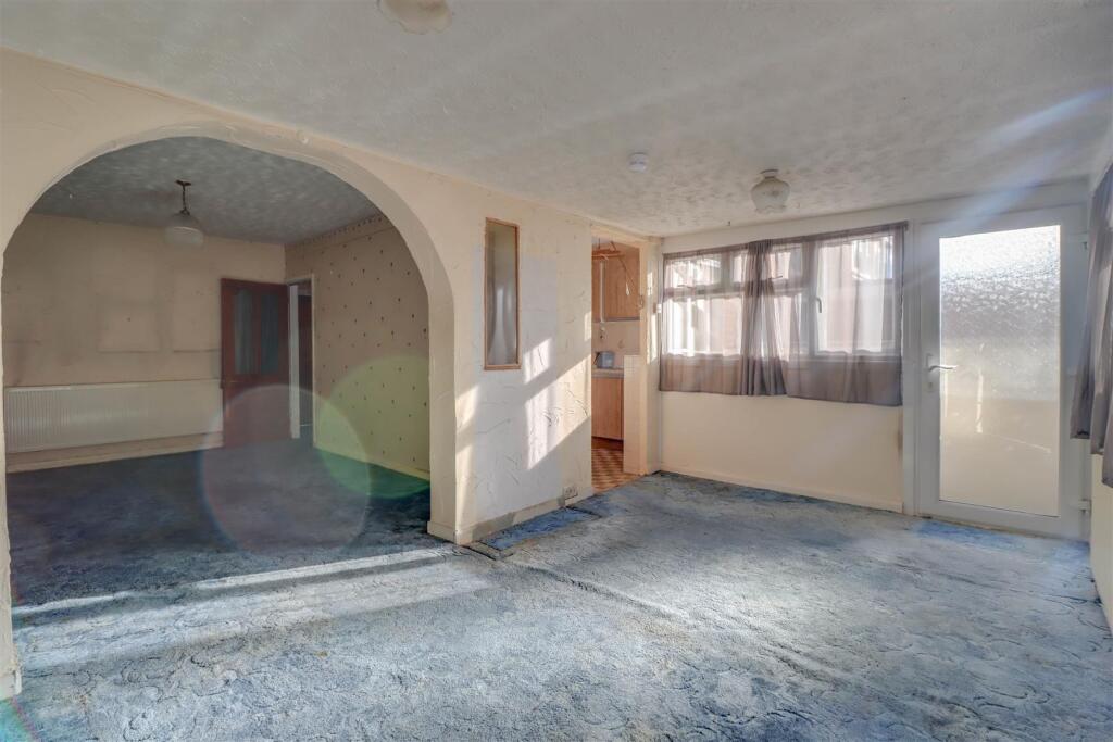 28 LEASWAY INSIDE-4.jpg