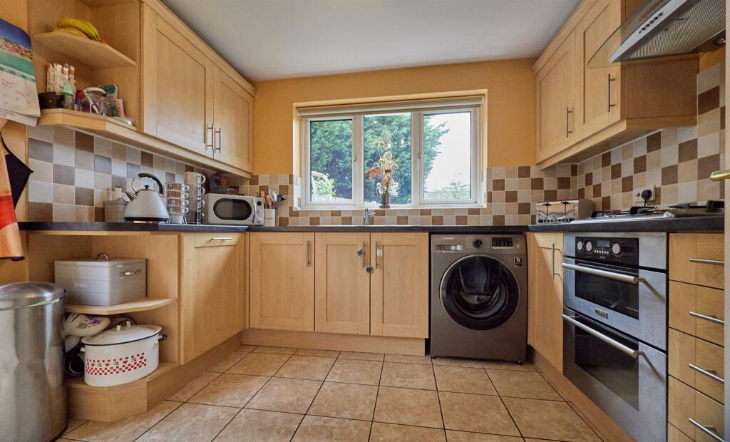 FITTED KITCHEN TO REAR