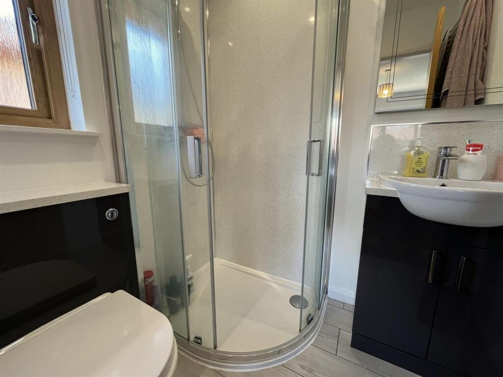 EN-SUITE SHOWER ROOM