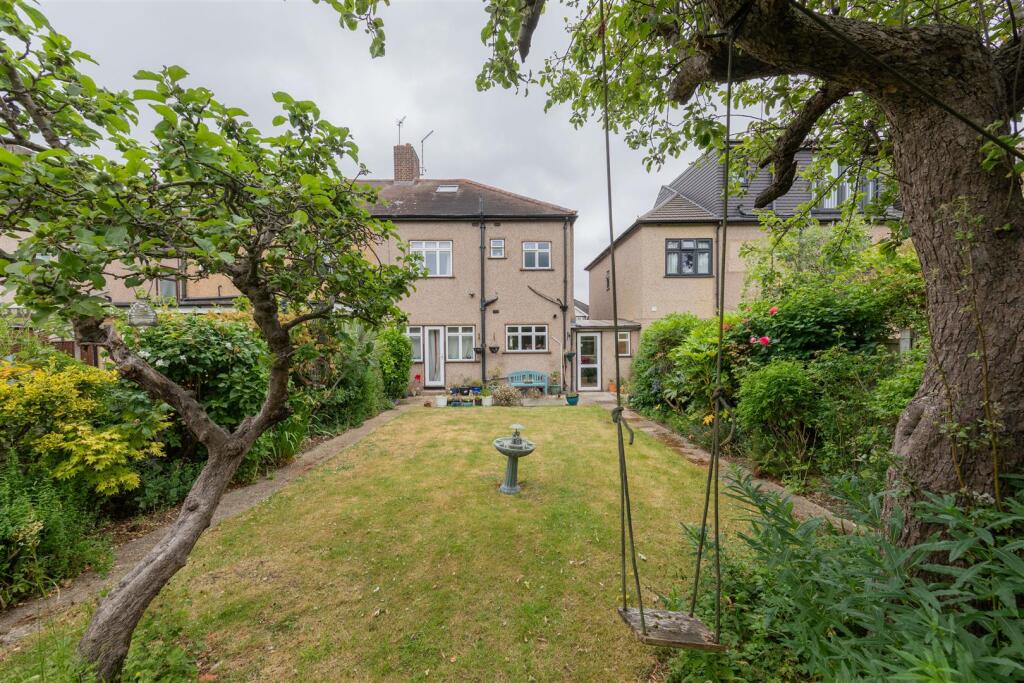 South View Drive, E18