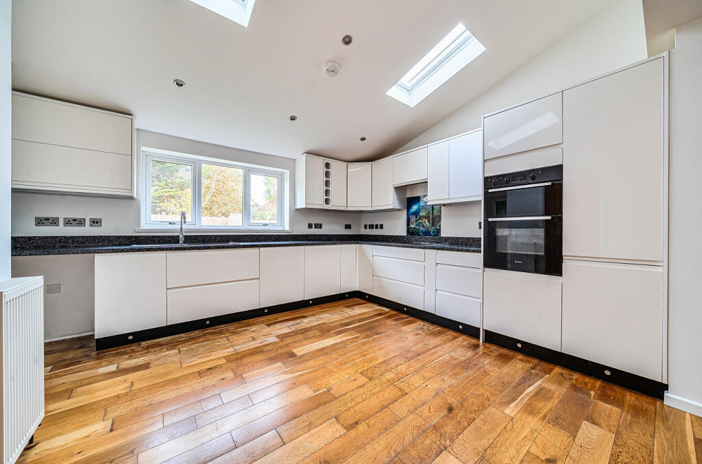 1370286-6-68f265d...