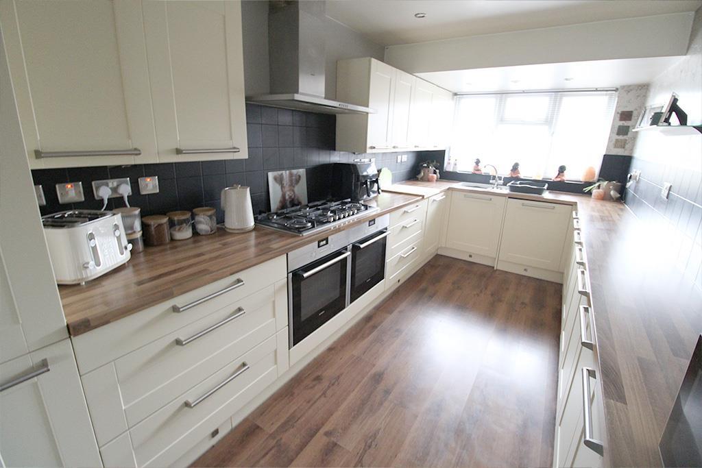 Kitchen 2.jpg