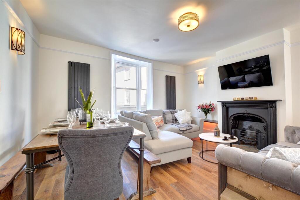 37a Traflagar Street lounge.jpg