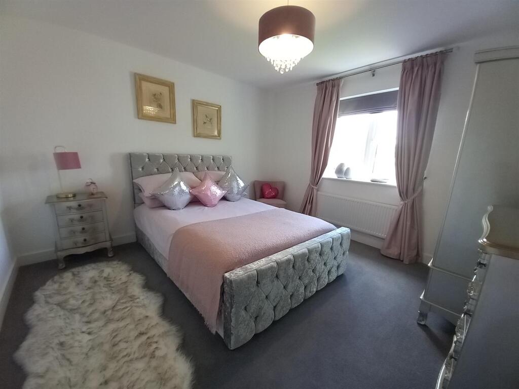 14 Cross Park Bed 2.jpg