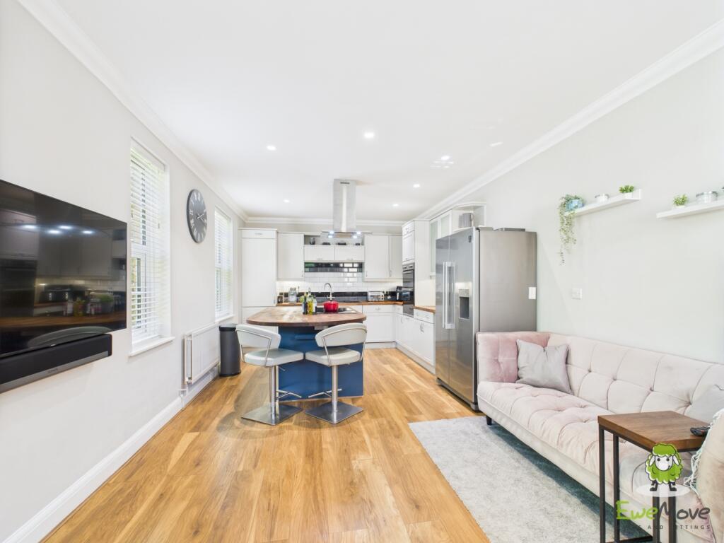 CAM03778G0-PR0247-STILL003