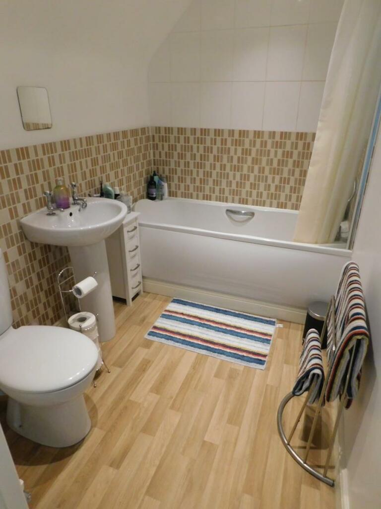 Bathroom - 20 Simpson Square.jpeg