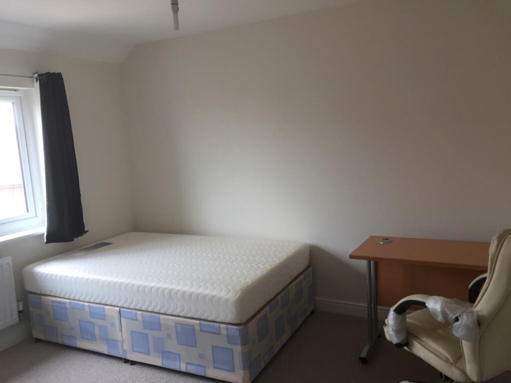 A spacious double bedroom with good lighting an...