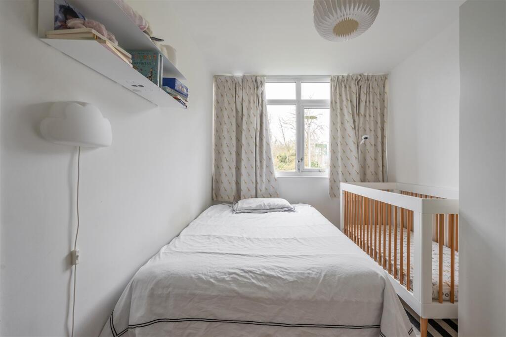 River Close E11