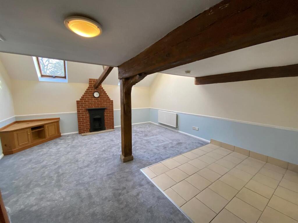 Sitting Room/ Kitchen: