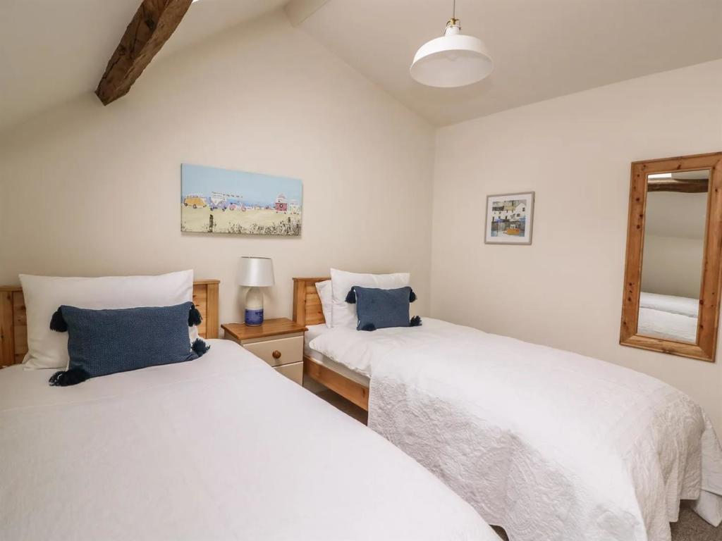 bedroom 2 3.jpg