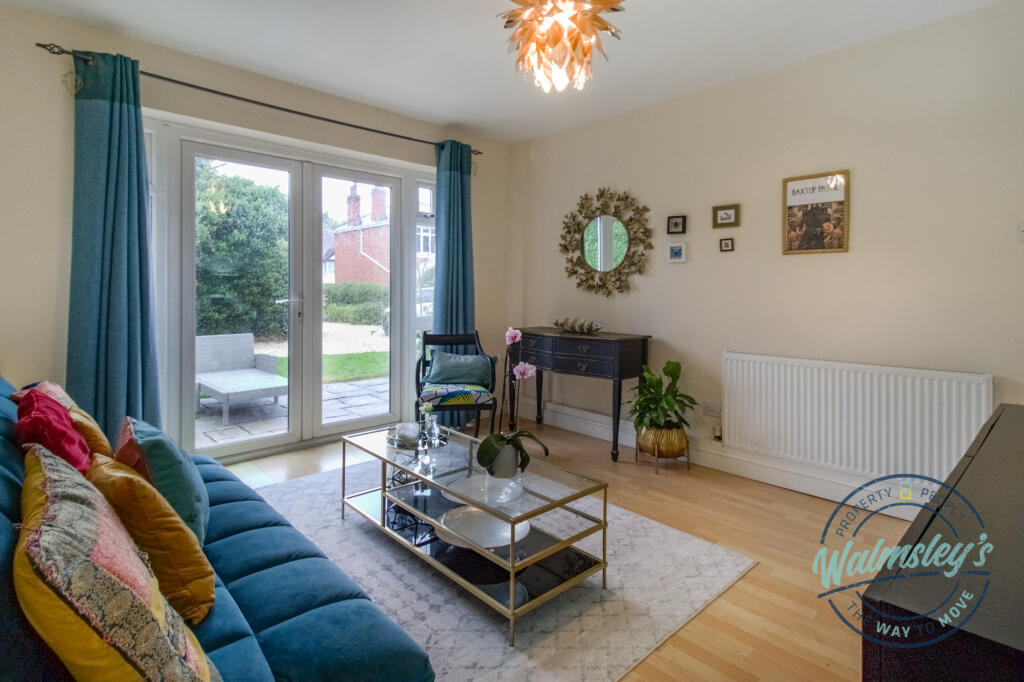 Gin room with French doors to front gardens