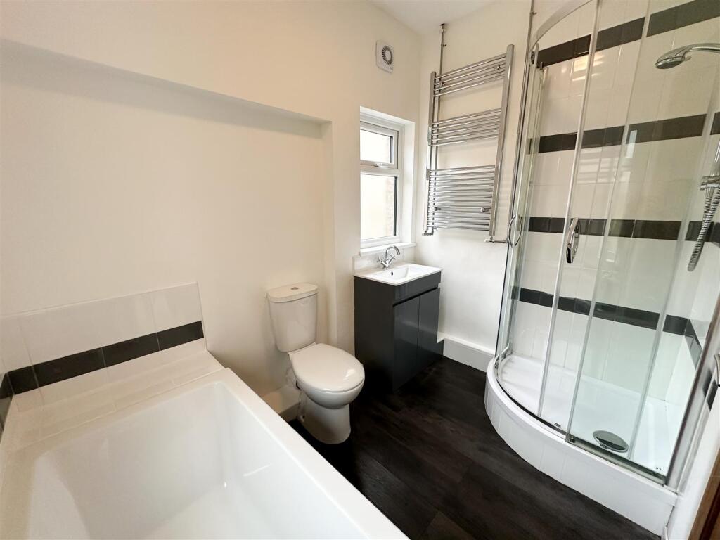 DOWNSTAIRS FAMILY BATHROOM
