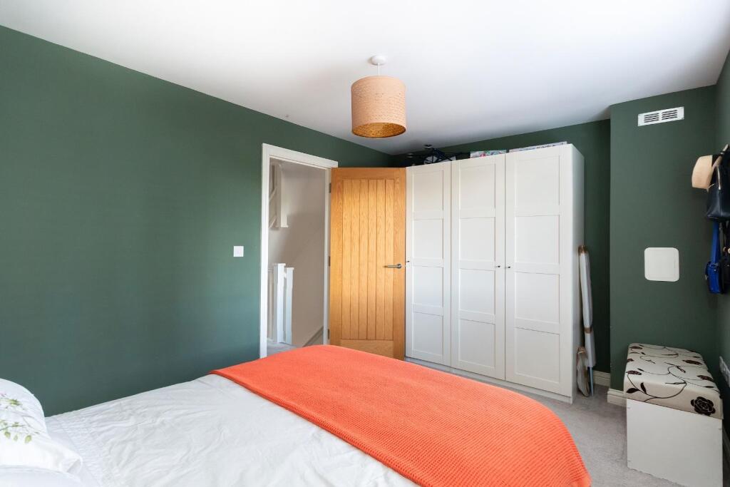 0S7FRBR - Bedroom A.jpg