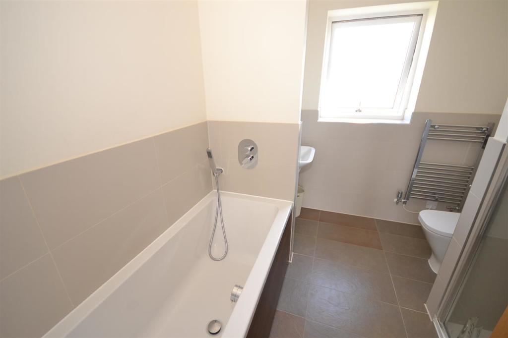 EN-SUITE BATHROOM