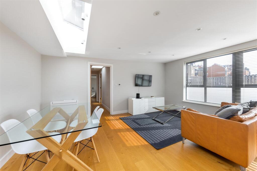 Flat 2, 278 High Street GU1 3JL-7.jpg