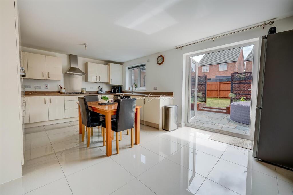 Gwern Close, St Lythans Park, HernCrabtree (20).jp