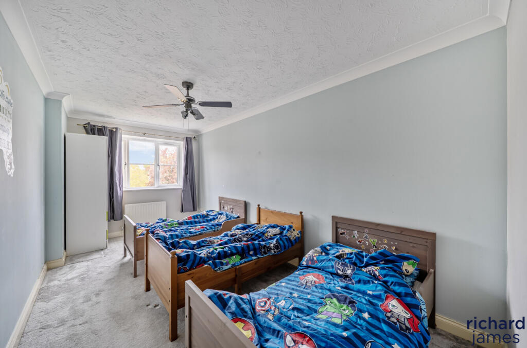 46aef306f2074bc5ac6a3a98beaab578