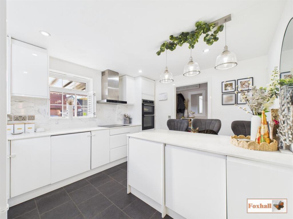 Kitchen / Breakfast Area