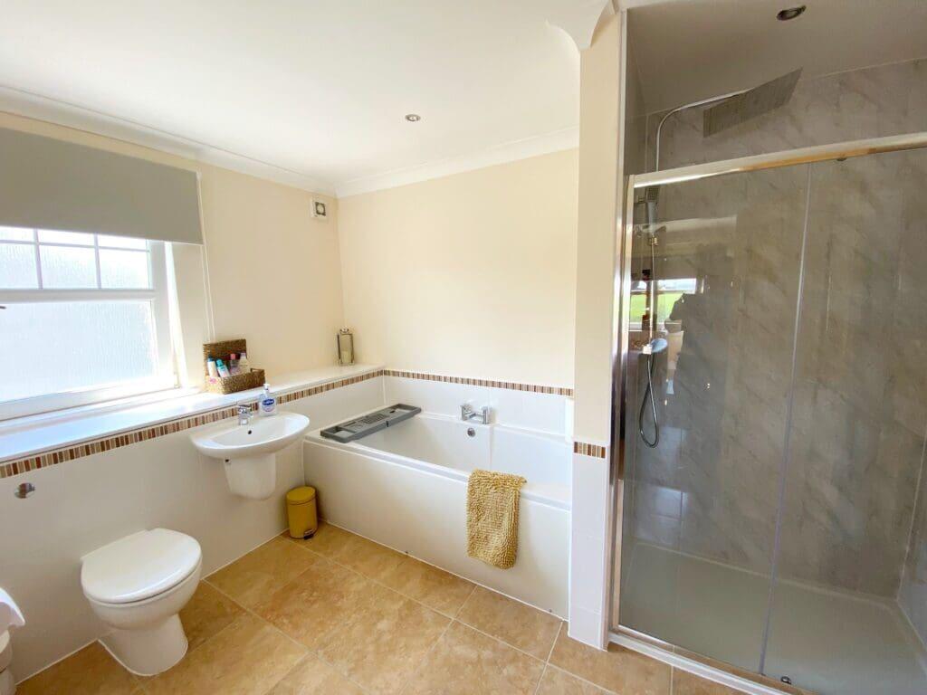 EN-SUITE BATHROOM