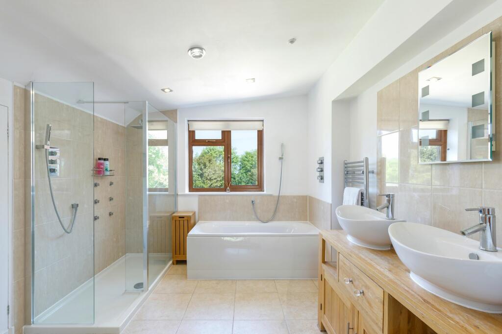 En-suite to bedroom 2