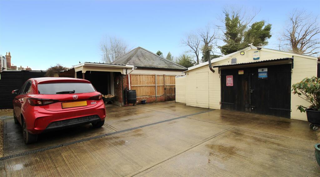 Garage/Workshop/Gated Parking.jpg