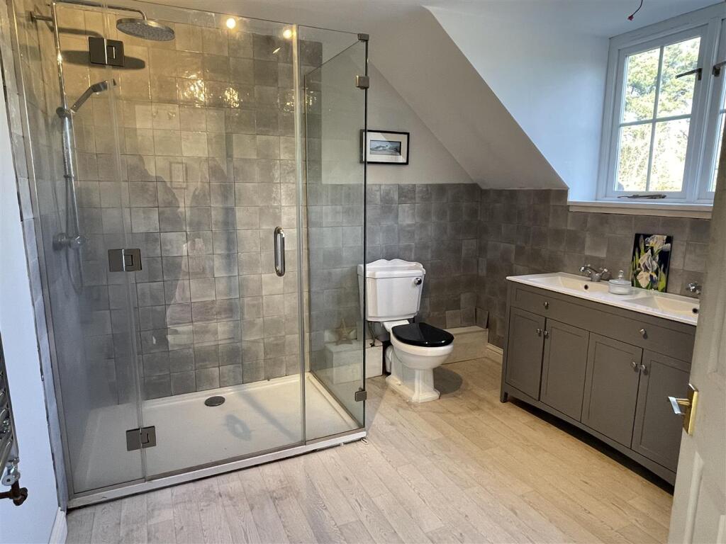 En Suite 1.JPG