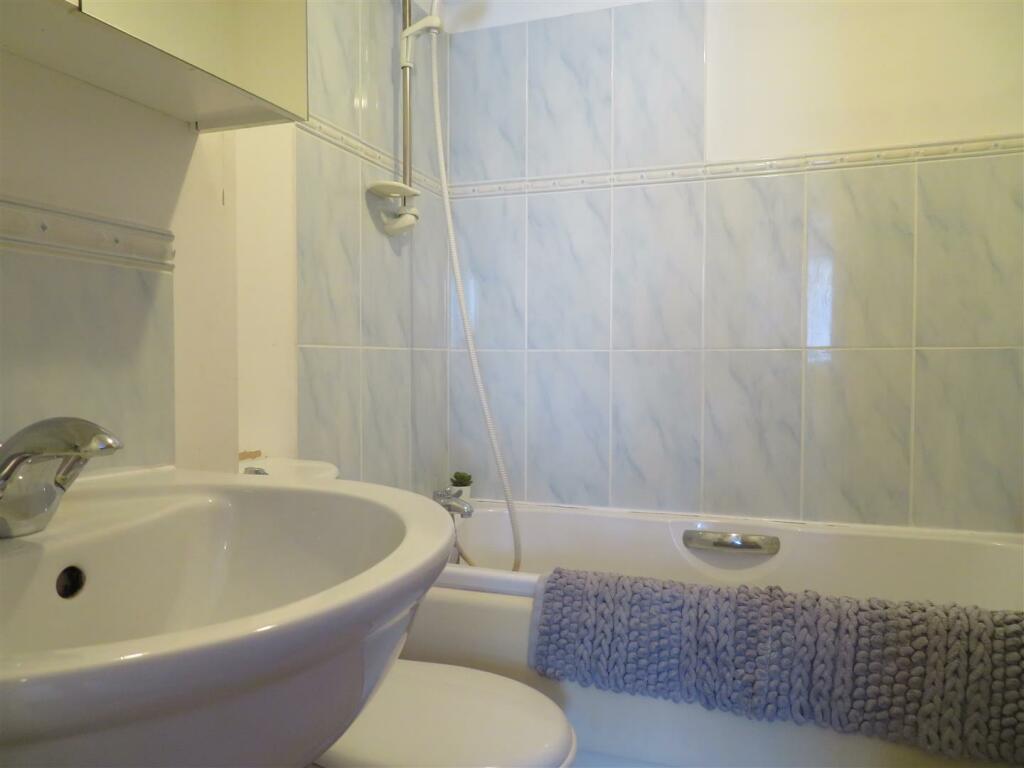 2 Terence  En Suite.JPG