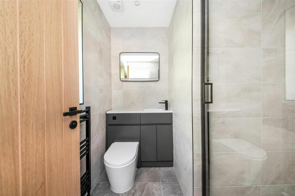 EN-SUITE SHOWER ROOM