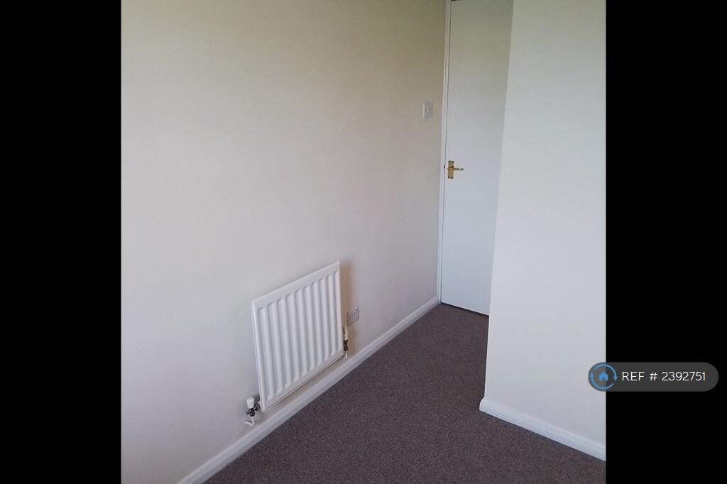 Bedroom 3/Study With Airing Cupboard 