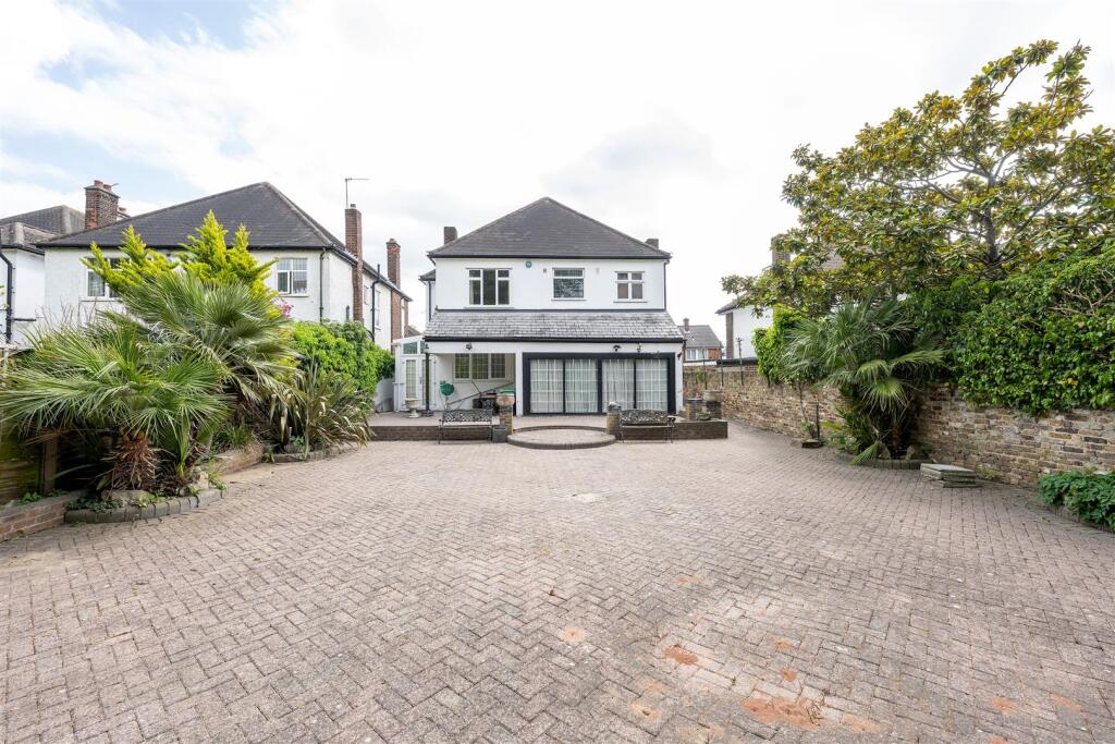 Hermitage Close, E18
