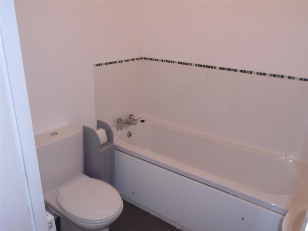 16H Winton Circus - Bathroom.JPG