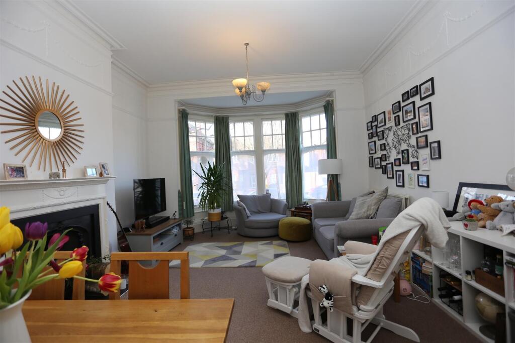 3, 27 Fourth Avenue - lounge2.JPG