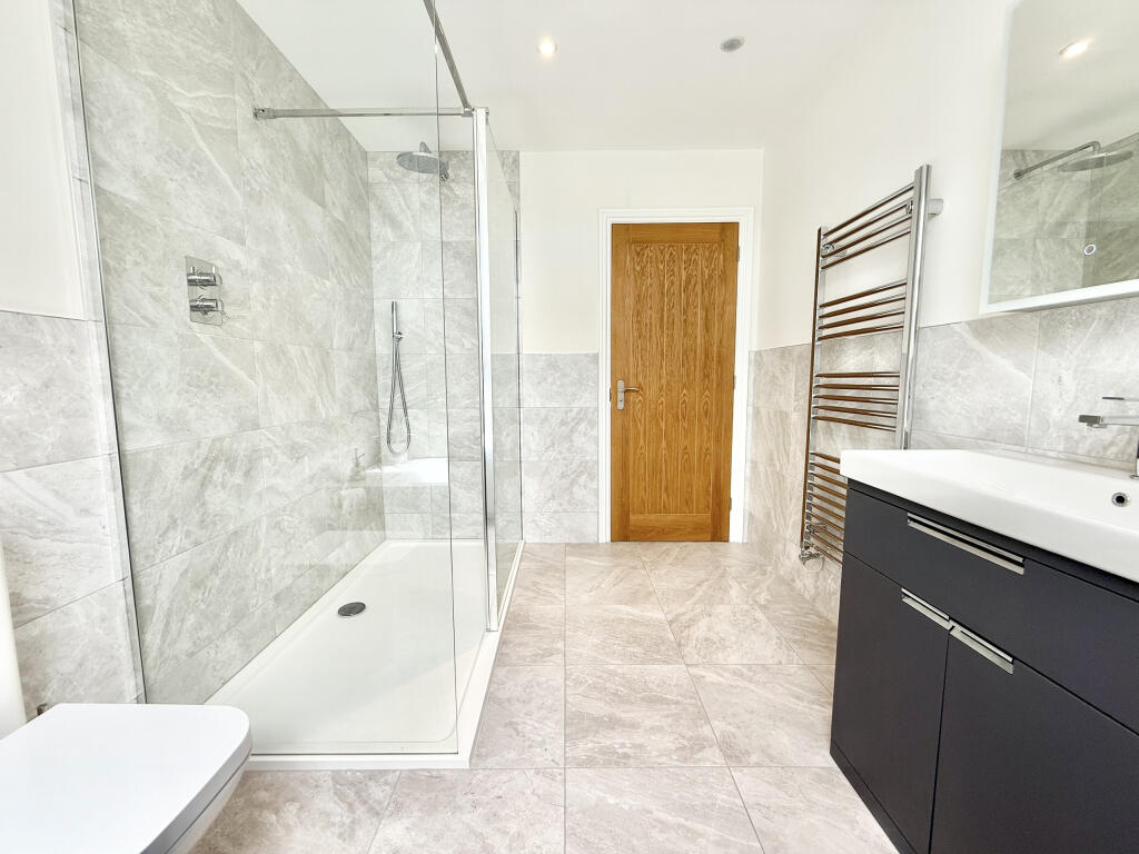 Main Bedroom En-Suite
