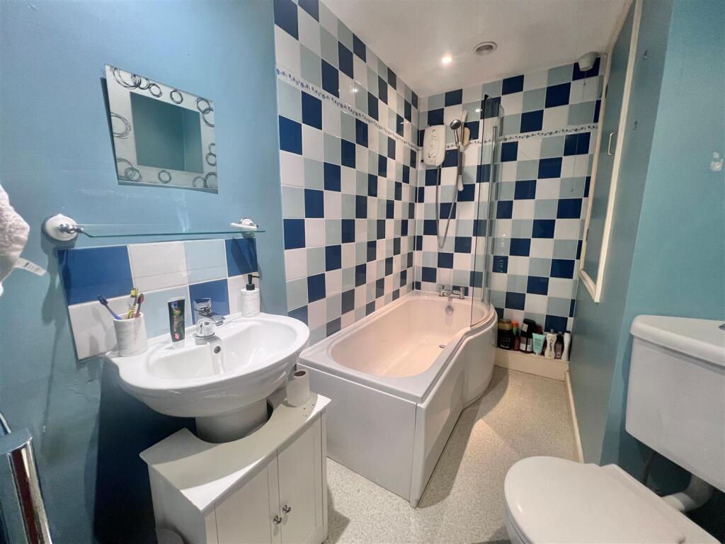 bathroom 1.jpg